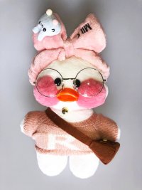 Плюшевая уточка кукла Лалафанфан Duck в очках, в одежде, с сумочкой, розовая кофточка
